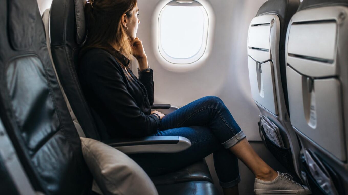 Warum langes Sitzen im Flugzeug die Beine belasten kann